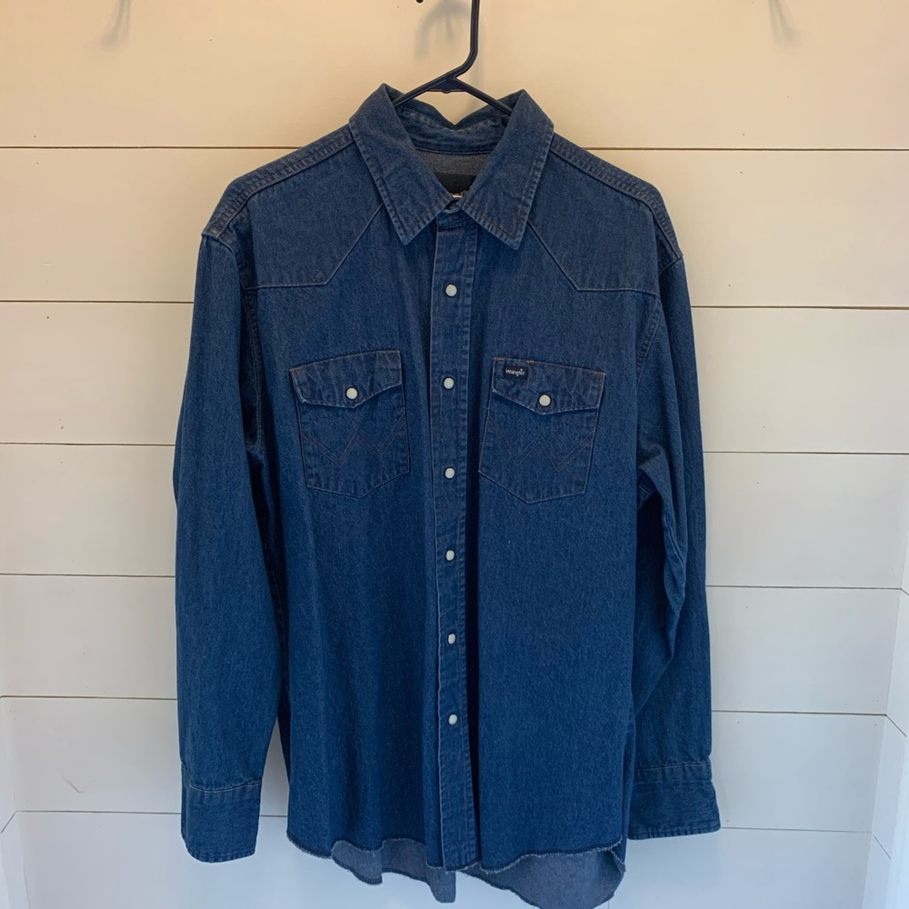 Men’s Wrangler pearl snap denim shirt.